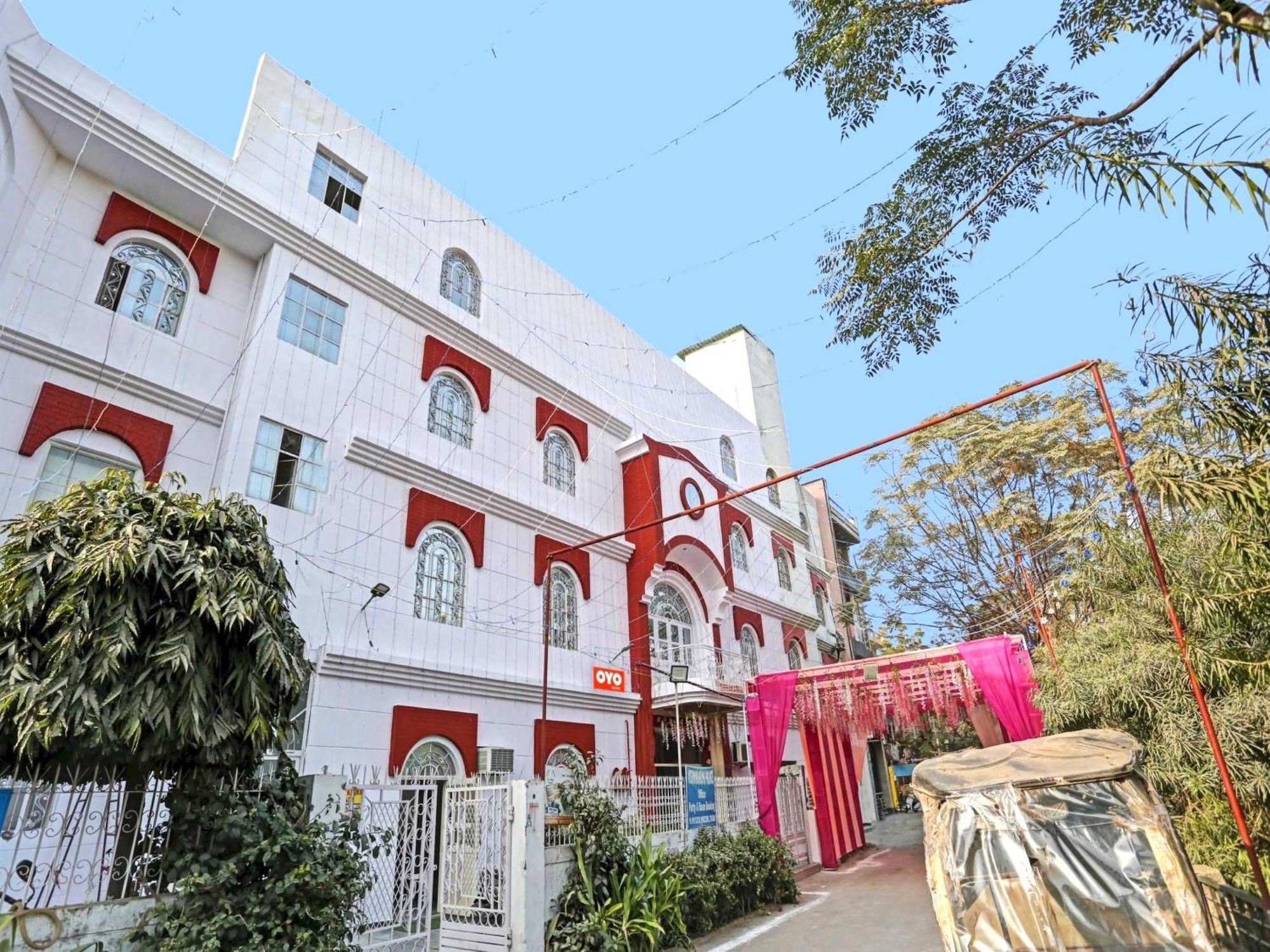 Hotel O Raas Near Near Laxmi Nagar Metro Station New Delhi